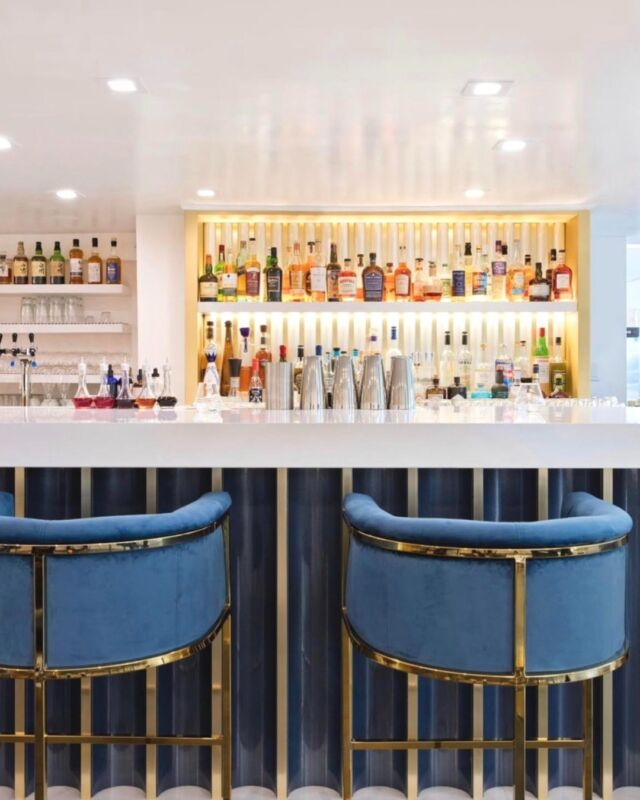@obykissaki in East Hampton is a modern paradise on the inside, yet calm and mysterious on the outside. A sleek white bar accented by gold columns and cobalt blue bar chairs enliven the bold dining room while the wall of plush, velvet banquettes are both inviting and chic. Head to the link in our bio to check out other East End restaurants that are stepping up their interior design game.