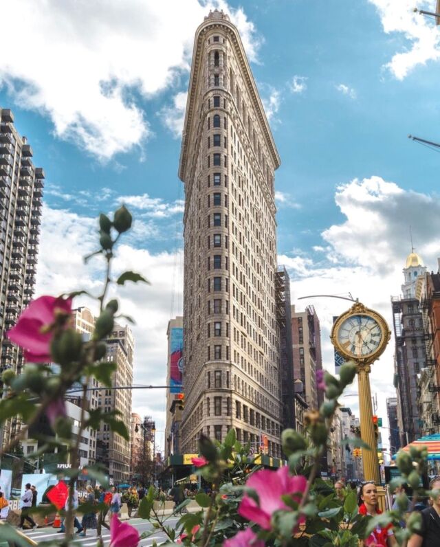 NYC's historic Flatiron building officially sold at a live auction yesterday for $190M. Real estate heavyweights waged a fierce bidding battle for the iconic landmark until Jacob Garlick came out on top. "It's been my lifelong dream of mine since I'm 14 years old. I've worked every day of my life to be in this position," Garlick said. "We are honored to be a steward of this historic building, and it will be our life's mission to preserve its integrity forever." [link in bio]

Photography by @marinacardonafoto.