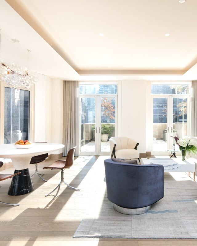 Designer Elie Tahari’s adjacent units on Central Park West represent a kind of quiet luxury. He tasked architect Wayne Turett and interior designer Jessica Shaw of the Turett Collaborative with bringing his urban retreat to life. “We had to combine two apartments that were never meant to be one,” says Turett. “It was tricky, but by some miracle we were able to make it work.” [link in bio]