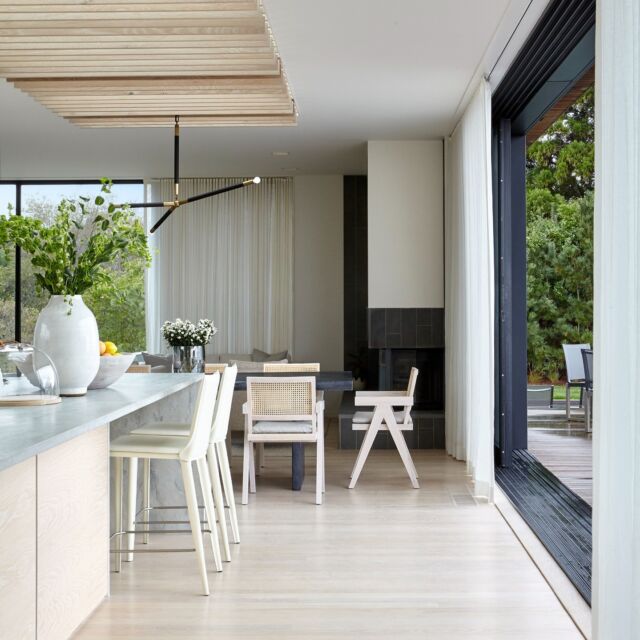 When Brooke Abrams undertook the interior decoration of an ultra-modern beach house designed by Bates Masi + Architects, her clients wanted everything to look very "rich and luxurious." In addition to unifying the interior space with the exterior space, Abrams sought to bring a sense of cohesiveness to the house. “It had a lot of beautiful pale woodwork in creams and beiges and greys,” she recalls. “Rather than introduce new colors, I felt it was important to stay within that neutral palate so that everything felt integrated.” [link in bio]