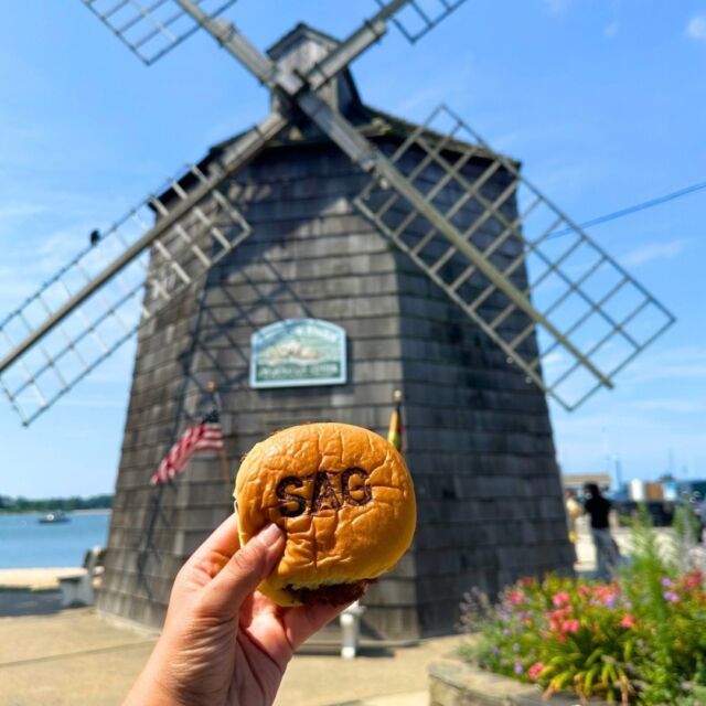 Exciting news for burger lovers in the Hamptons! Two new spots are sizzling their way in – @cluckmans in Sag Harbor and @smokeybunsvillage in East Hampton. Get ready to satisfy your cravings with the best burgers in town 🍔