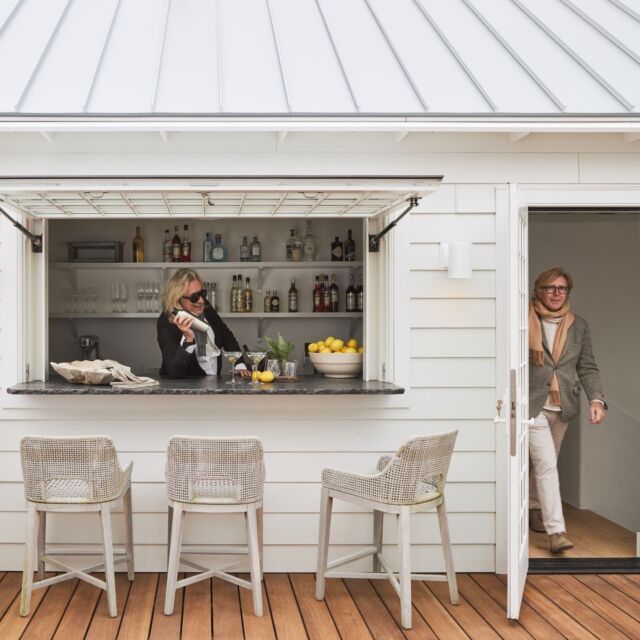 When William Cummings and Bernt Heiberg designed Shelter Island’s new Osprey House, they left room to improvise. The central staircase, for example, deviated from their plans due to limitations posed by a two-story wall of windows behind it. In the end, their contractor Bill Flanzer made it work seamlessly. [link in bio]