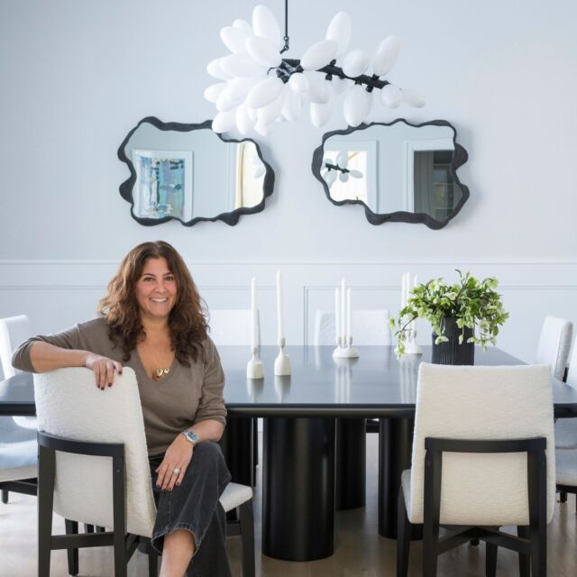 When designer Amy Kalikow’s clients became empty nesters last year, they weren’t sure what to do with their 5,400± sq. ft. house in Sagaponack. “They couldn’t decide whether to sell the house or add an addition but they wanted to at least, for the moment, make it feel more Hampton-y and more comfy,” Kalikow explained. The result is a modern, clean space where everyone can gather together. [link in bio]