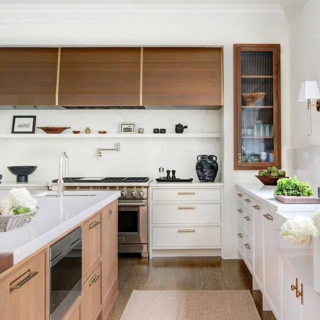 Homeowners are faced with the daunting task of choosing the right kitchen design — one that will remain timeless for both entertaining and day-to-day functionality. With a focus on luxury, clients are increasingly leaning towards clean, modern aesthetics but are hesitant to embrace a fully contemporary look. [link in bio]