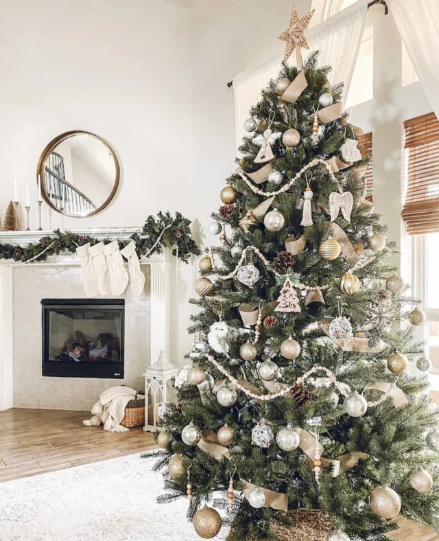 Happy Holidays from all of us at #HRES! 🎄✨ Wishing you a season filled with joy, love, and cherished moments with family and friends. Here’s to celebrating the beauty of the holidays and the Hamptons lifestyle we love so much 🏡❤️