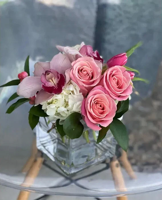 Valentine’s Day is here! 💗🌹 If you still need the perfect bouquet, @bespokefloinc in Southampton has you covered with stunning, last-minute arrangements that are sure to impress. Don’t show up empty-handed—grab something beautiful today! 💐 [link in bio]