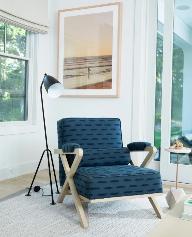 @emmacornerinteriors, a New York City-based interior designer, was faced with the challenge of bringing style and flair to a soon-to-be-built weekend house in Southampton. “They were looking for an easy house, one they could put their own twist on,” says Corner, who decided to pop blues and warm tones into fabrics and wallpaper so that it wasn’t just another white box in the Hamptons. [link in bio]