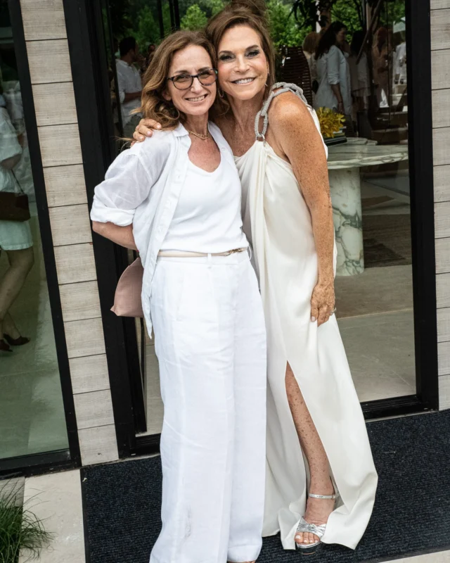 What a great turn out for this summer’s Holiday House Hamptons Opening Night White Party, all in support of breast cancer research. We are so honored to be a media sponsor and want to give a huge thank you to founder and breast cancer survivor @irisdankner for her vision and dedication.

This year’s showhouse is a stunning new modern built by East End Building Co, with each room beautifully transformed by some of today’s top designers.

Now open to the public from July 13 through August 17 this home is definitely a must-see if you’re in the Hamptons this summer! Every ticket sold raises money for breast cancer research.

📸  @kristinlgrayphotography