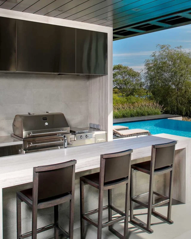 Outdoor kitchens are redefining how we entertain at home, with pizza ovens, sleek grills, and custom dining spaces under the stars. From intimate dinners to catered affairs, today’s backyard setups are as stylish as they are functional. Here’s how Hamptons homeowners are turning patios into permanent extensions of the home. [link in bio]