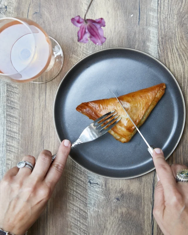 A taste of the Greek islands, right in the heart of Bridgehampton. 🍷 Elaia Estiatorio blends tradition and creativity with every dish, from classic moussaka to seafood specialties and a show stopping lamb shank. Candlelit interiors, a curated Greek wine list, and warm hospitality make it feel like Sunday dinner with family.