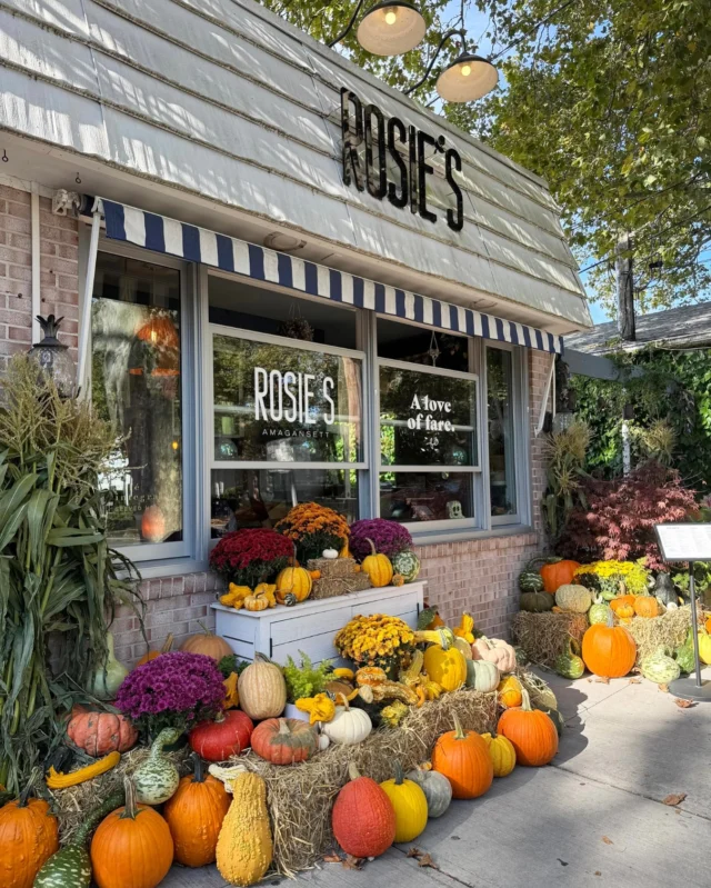 There’s something special about cozy fall dinners by the fire 🍽️ Think rich seasonal flavors, hearty comfort food, and the kind of ambiance that makes you want to linger a little longer. The East End still has plenty to savor, no matter the season. [link in bio]