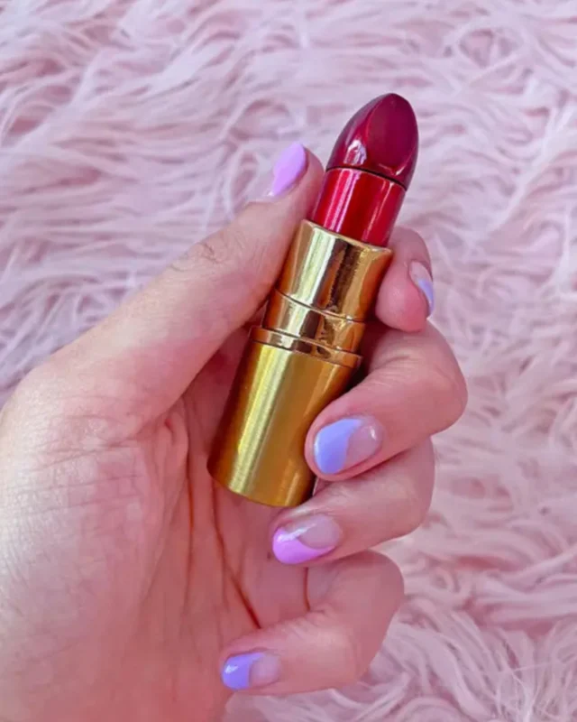 There’s no shortage of thoughtful, design-forward gifts to discover across the East End this season 🎁 Whether you're shopping for a hostess, a homebody, or someone who simply loves beautiful things, we’ve rounded up a few local finds that are sure to surprise and delight. [link in bio]